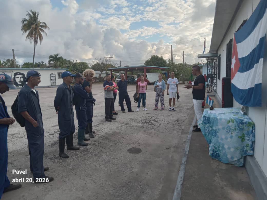 EmpresaRefrige1's tweet photo. Frente a la amenaza imperial, los trabajadores de la Division Alastor Isla de la Juventud ratifican su apoyo a la Revolución.  
Con Mi firma por la Patria, cada Trabajador de #RCCuba reafirma que defender a Cuba es el más grande HONOR y DEBER supremo. #GironEsHoy https://t.co/pmd9bAPlTS