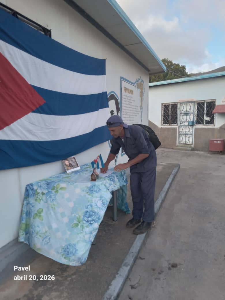 EmpresaRefrige1's tweet photo. Frente a la amenaza imperial, los trabajadores de la Division Alastor Isla de la Juventud ratifican su apoyo a la Revolución.  
Con Mi firma por la Patria, cada Trabajador de #RCCuba reafirma que defender a Cuba es el más grande HONOR y DEBER supremo. #GironEsHoy https://t.co/pmd9bAPlTS