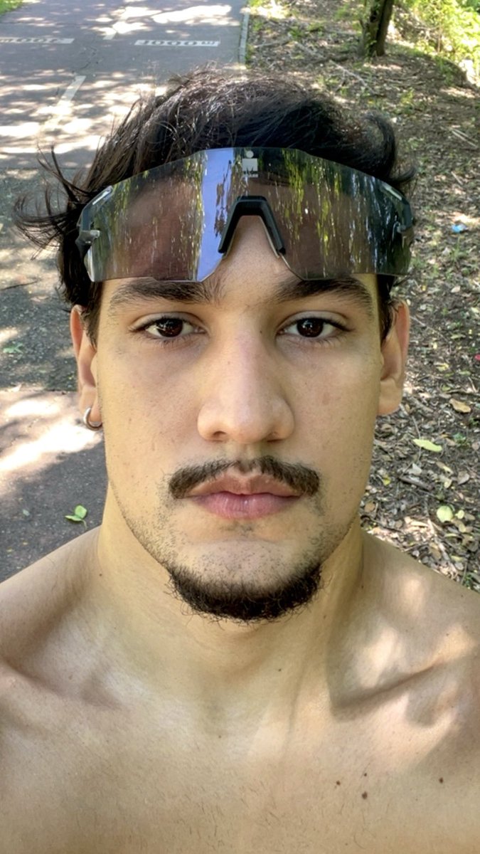 barbosajoao19's tweet photo. o óculos de corredor kkkkk https://t.co/qZjCV7RN3q