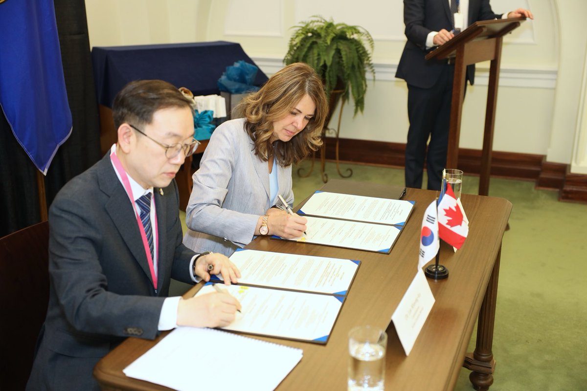 Danielle Smith tweet media