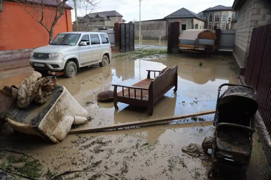 CaucasianKnotEn's tweet image. Documents for compensation payments in #Chechnya were collected without unnecessary formalities; residents often limited themselves to sending photos of damaged houses to the administration. 

#news #emergency #Caucasus 

More: eng.kavkaz-uzel.eu/articles/74614