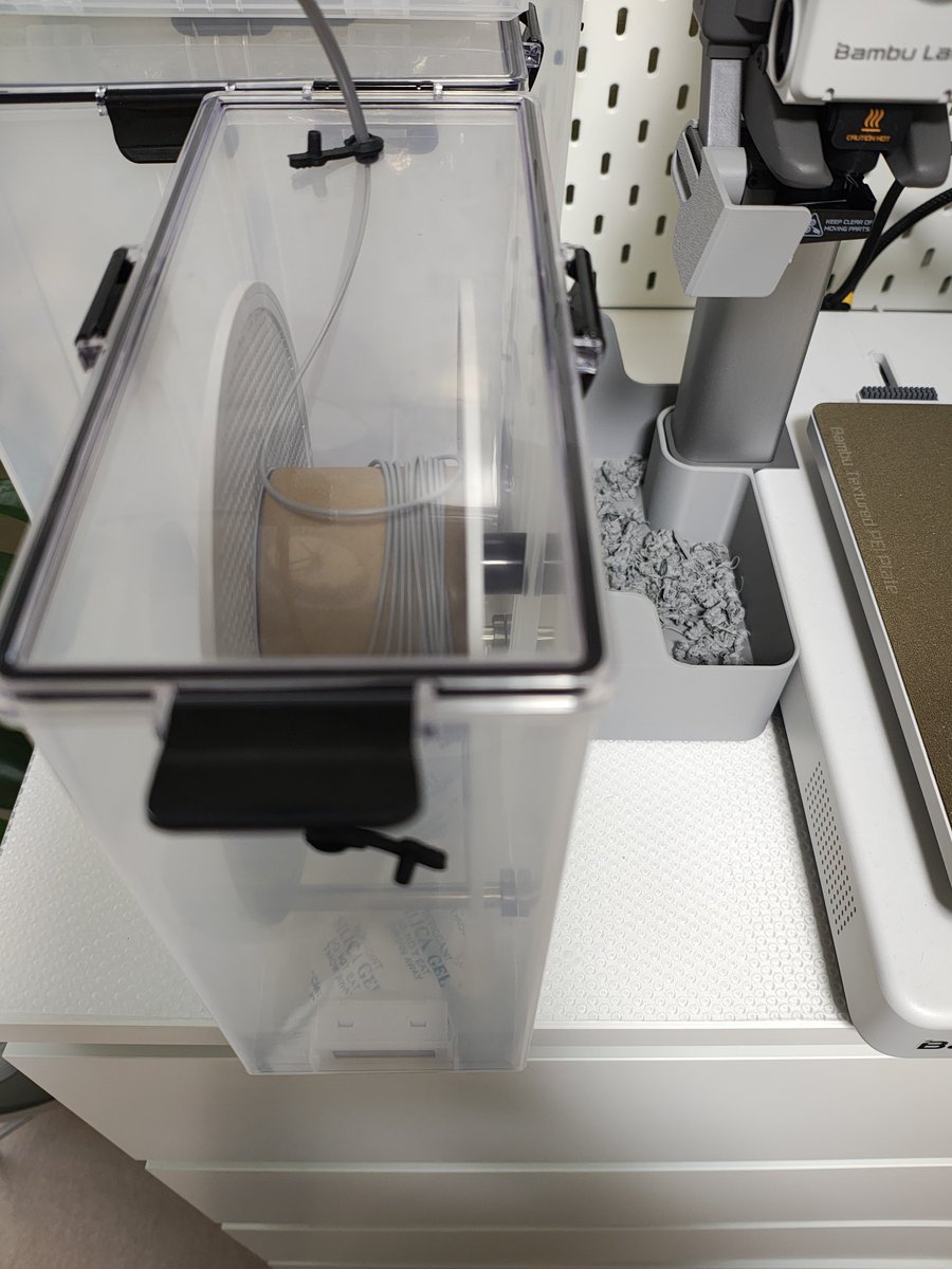 tk_tech_zero's tweet image. Running on empty. 
📭 My printer is currently enjoying a forced vacation while the new filament is making its way to me. The wait is the hardest part!

​#3DPrinting #BambuLab #MakerLife #OutofFilament #3DPrinter