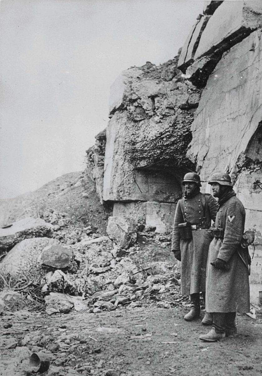 WW2HQ's tweet image. German soldiers at a destroyed Soviet fortification, Balaklava, Sevastopol, Crimea, 1941. #WWII #WW2