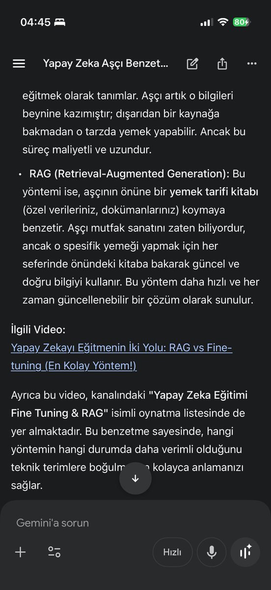 admasln's tweet photo. Ben bu cevabı okurken beynimde “Ya evet hatta, @erhanmeydan eski bir videosunda aşçı benzetmesi yapmıştı. Neydi o benzetme ya?” diye düşünürken bunu  @GeminiApp ın yeni kişisel yapay zekasına sorim dedim, hatta erhan meydan demeden sorim istedim sonuçta bir youtube videosuydu, yani Google ekosistemindeydi izlediğim şey. 
3.soruda tam istediğim ve hatırladığım cevabı verdi.
İkinci beyin ve bunun nasıl kurgulanacağı konusu çok önemli
Daha önce yine @erhanmeydan sayesinde openclaw asistana ikinci beyin kurmuştum, ordaki sistemde bana bunu kaydet diyip veriyi vermeniz lazım birçok not alma sistemine göre çok iyi bir sistem ama insan bu örnek benzerinde neyi ilerde hatırlaması gerektiğini bazen bilemiyor ayrıca sorulan sorularda cevabı ne kadar başarılı olurdu bilinmez.
Şimdi merak ettiğim şey bu sistemin niye 3.soruda bu cevabı vermesi? Olay hala modelin gücü ve gelinen teknoloji ilemi alakalı yoksa model çok güçlü olsada mantık olarak anlamsı için yine detay mı belirtilmesi lazım?
Yani ben 2 sene sonra “ya yapay zekada aşçı örneğini nerde görmüştüm” diye sordugumda yapay zeka “ şu tarihte erhan meydan videosunda gördün, orda şu örneği verdi, şu tarihte benzer  aşçı örneği veren bir maile cevap yazdın vs…” diye cevap verir mi?