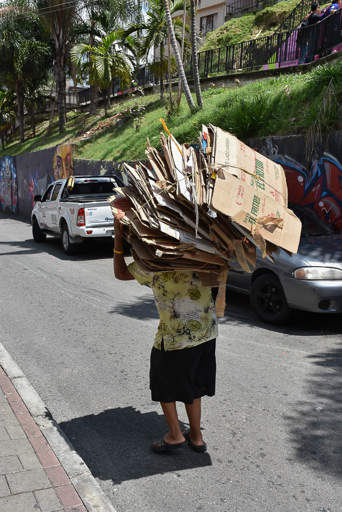 Una mujer de la tercera edad no debería estar trabajando así...
