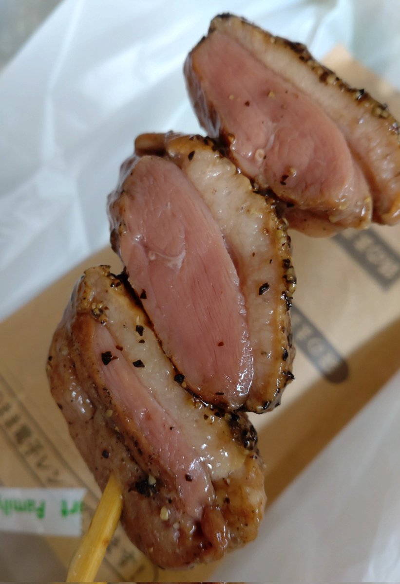 鴨さん、棚になくて店員さんにきいたら「ありますよ〜」ってすぐ温めてくれた☺️
めちゃ美味しい！思ったより身も厚くて食べごたえある🤤🦆
いつまでやってるかきいたら、在庫ある分だけです〜って言いながらバックヤードに確認に行ってくれて
「あと４０本あります！まだ大丈夫です」って🤣
また食べよ