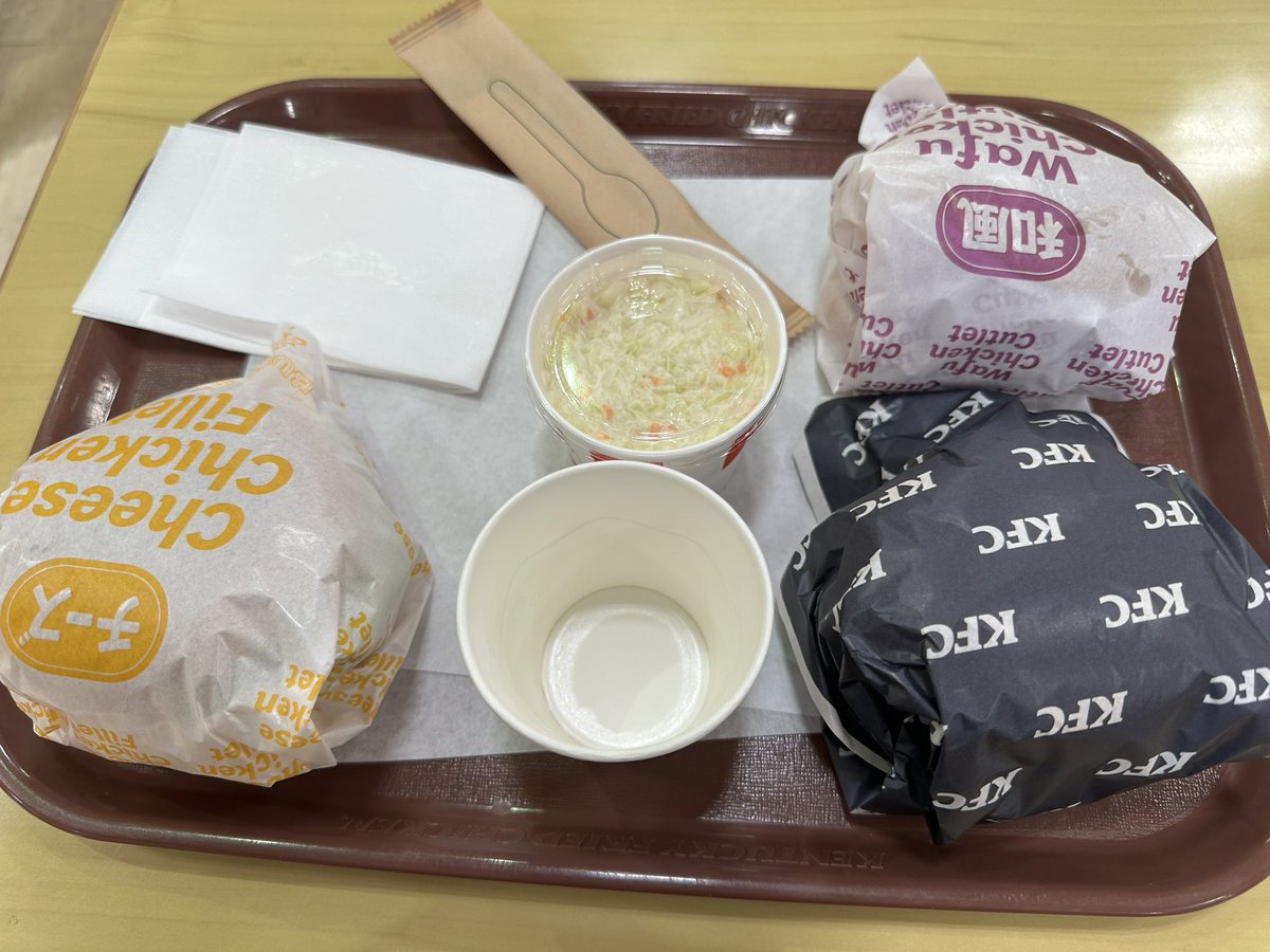 B4fwyjI's tweet image. ケンタで昼メシ☺️
たまらんね〜包装紙まで舐めまくるンゴね〜🤤
#KFC
