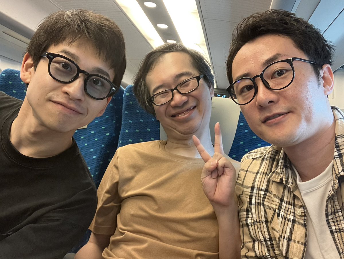 s03123kouta's tweet photo. 新幹線発車しました！！
いざ広島へ！！
仙田さんと若住職と。
#汗が目に入っただけ

広島：4/22･23
大阪：5/2･3
富山：5/16･17
山形：5/23･24
https://t.co/flNX28Z7xd
各回のチケットもまだご用意できますのでご連絡ください！
お待ちしてます！！ https://t.co/5lBVtsOiQ7