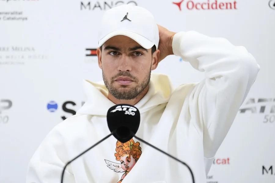 🎾 &iexcl;Incertidumbre en el tenis! ⚠️ La estrella espa&ntilde;ola Carlos Alcaraz no  asegura su presencia en Roland Garros debido a las molestias f&iacute;sicas que lo  vienen aquejando 🧱📉. El mundo del deporte