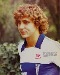 Quien xuxa está jugando atrás?!
Pablo Yoma eres tú? #LosCruzados