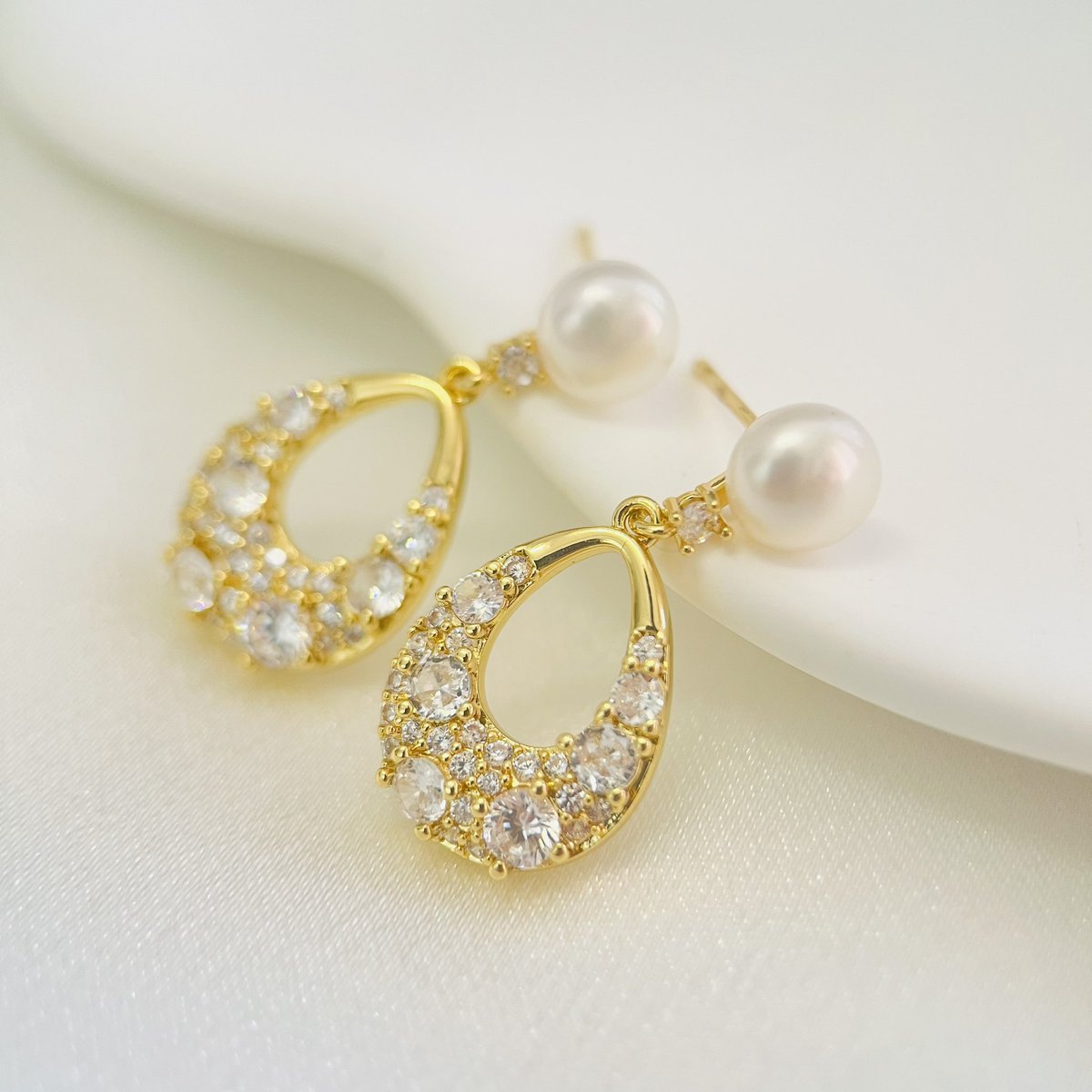 WJewelry68269's tweet image. 14K Gold CZ Diamond and Pearl Drop Earrings for Wedding #earrings #jewelry #jewelryart #pearl #CZ #wangjewelry #wangjewelryearrings #goldjewelry
