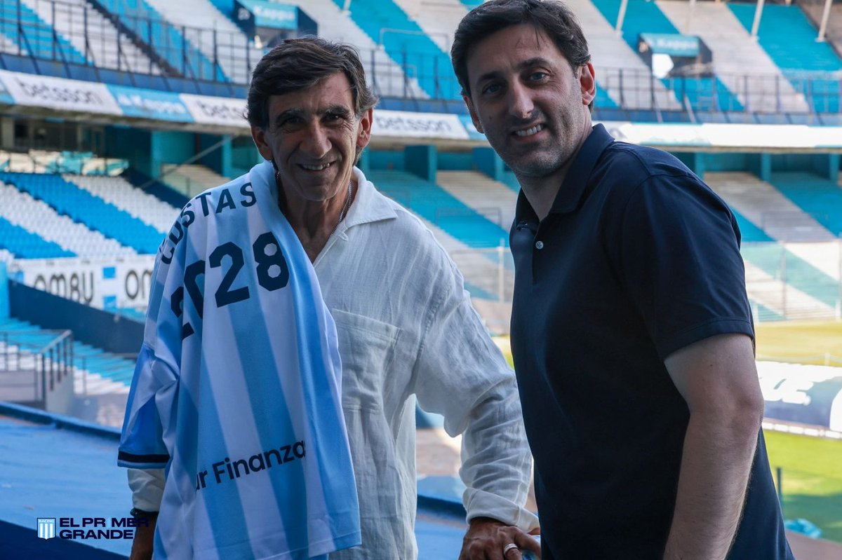 emiarias7's tweet image. #Racing necesita de Milito y de Costas. No de uno u otro. Mucho menos dividir. La misma foto de @RacingClub en diciembre, cuando se anunció la renovación, tiene que ser la premisa: los dos juntos. Y en junio, entre ambos hacer los cambios necesarios.