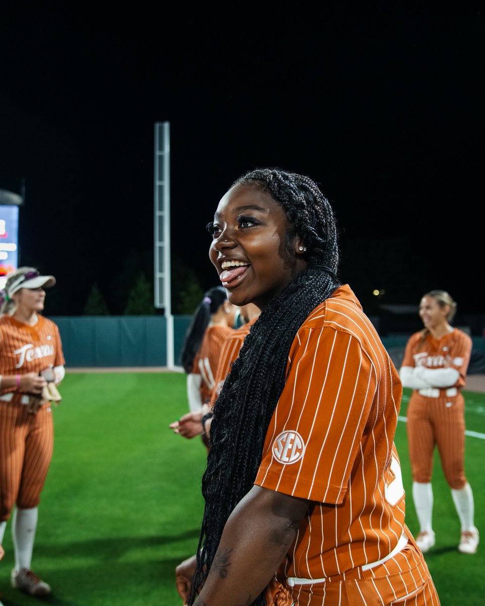 TexasSoftball's tweet image. smiling back to Austin 😁

#HookEm