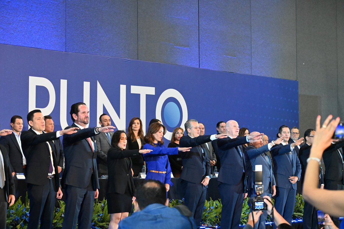 CynthiaCanteroP's tweet photo. Felicidades, @Raul_F_Flores, por tu tercer informe de actividades al frente de @ComCoparmex, tu gestión deja bases de colaboración que fortalecen la agenda de participación ciudadana y el desarrollo en Jalisco. Mucho éxito a @luisbeasg en esta nueva etapa, cuenta con la Secretaría de Planeación y Participación Ciudadana @participajal para seguir impulsando proyectos comunes que se traduzcan en resultados para las y los jaliscienses. #AlEstiloJalisco