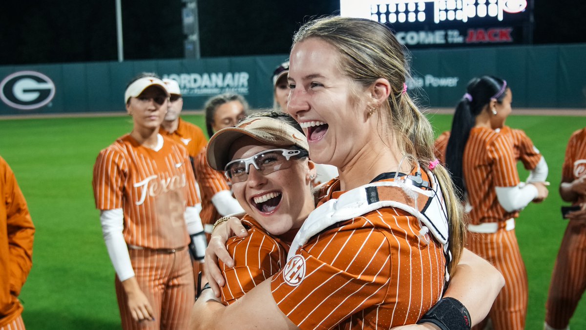 TexasSoftball's tweet image. smiling back to Austin 😁

#HookEm