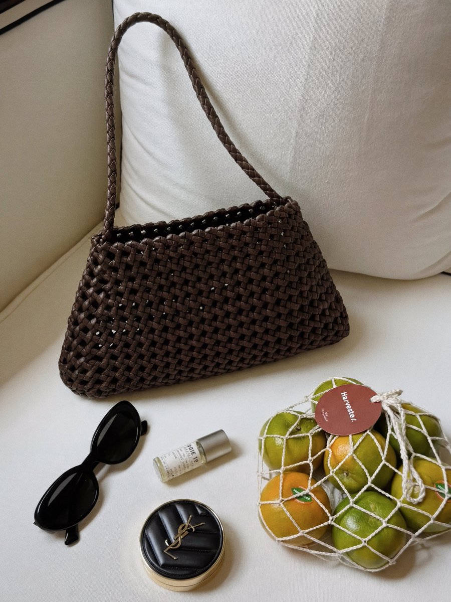 MEETVERDANT's tweet image. Less weight. More summer.

#summerstyle #effortless #lightweight #baglover #mood #wovenbag #fashionstyle #trendingnow #verdant