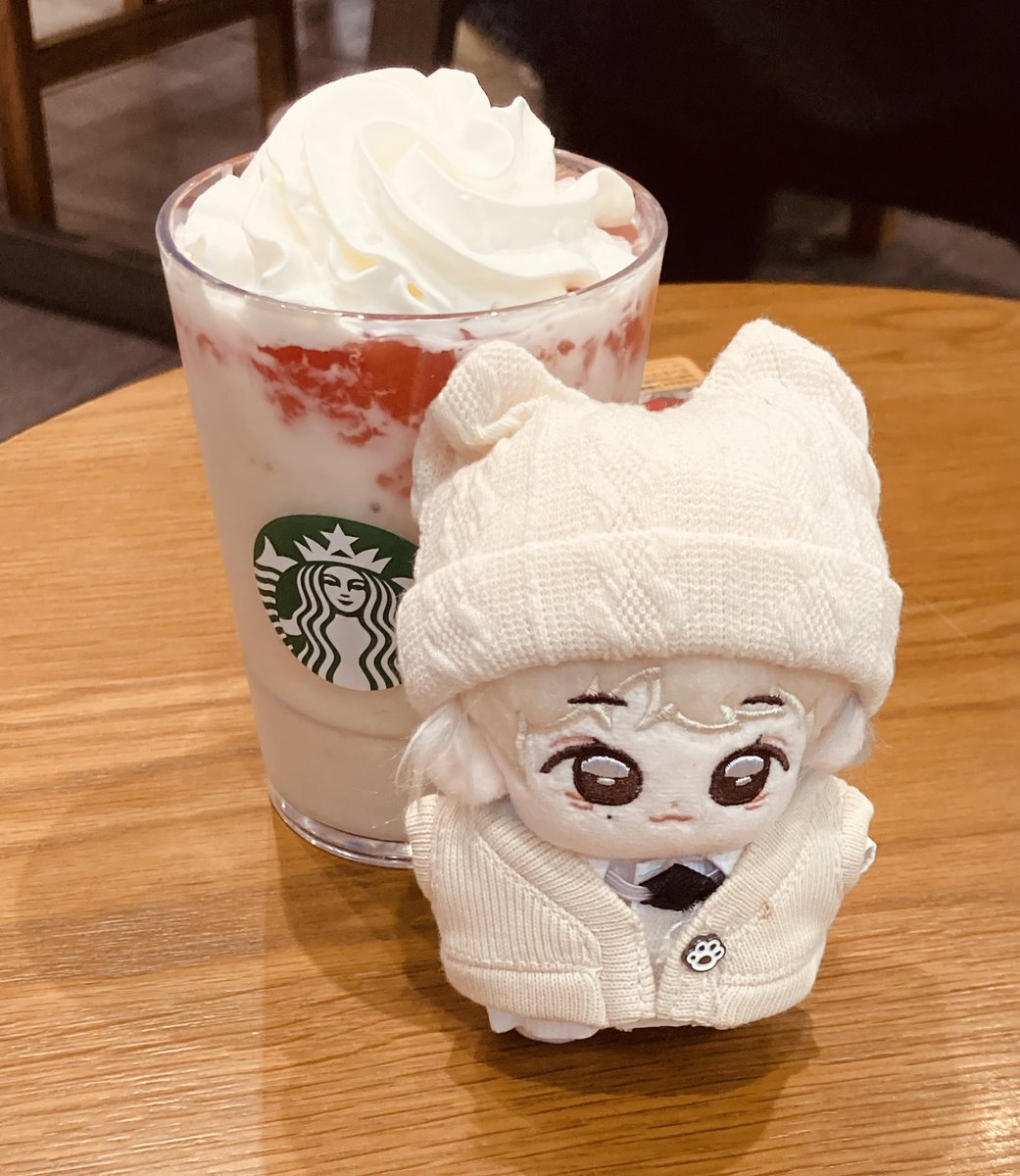 GacktMoon's tweet photo. 今日はメガネが壊れたので作りに来ました☺️ 出来上がるまでスタバでハニと一息😮‍💨

THE フラペチーノ® of フルーツ-オン-トップ-ヨーグルト with クラッシュ ナッツ
これさっぱりで美味しい😋 https://t.co/npwjfErpqK
