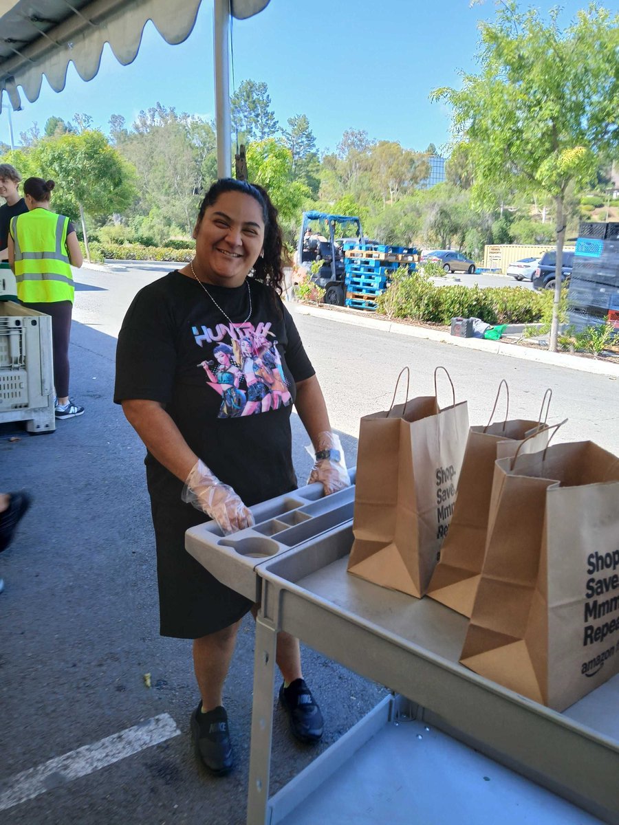Volunteering with a happy heart at Crossline Community Church 💕 
. 
.
.
#VolunteerLife #communitysupport #CommunityVibes #dayprogram #dreamsirvine #dreamsofamerica