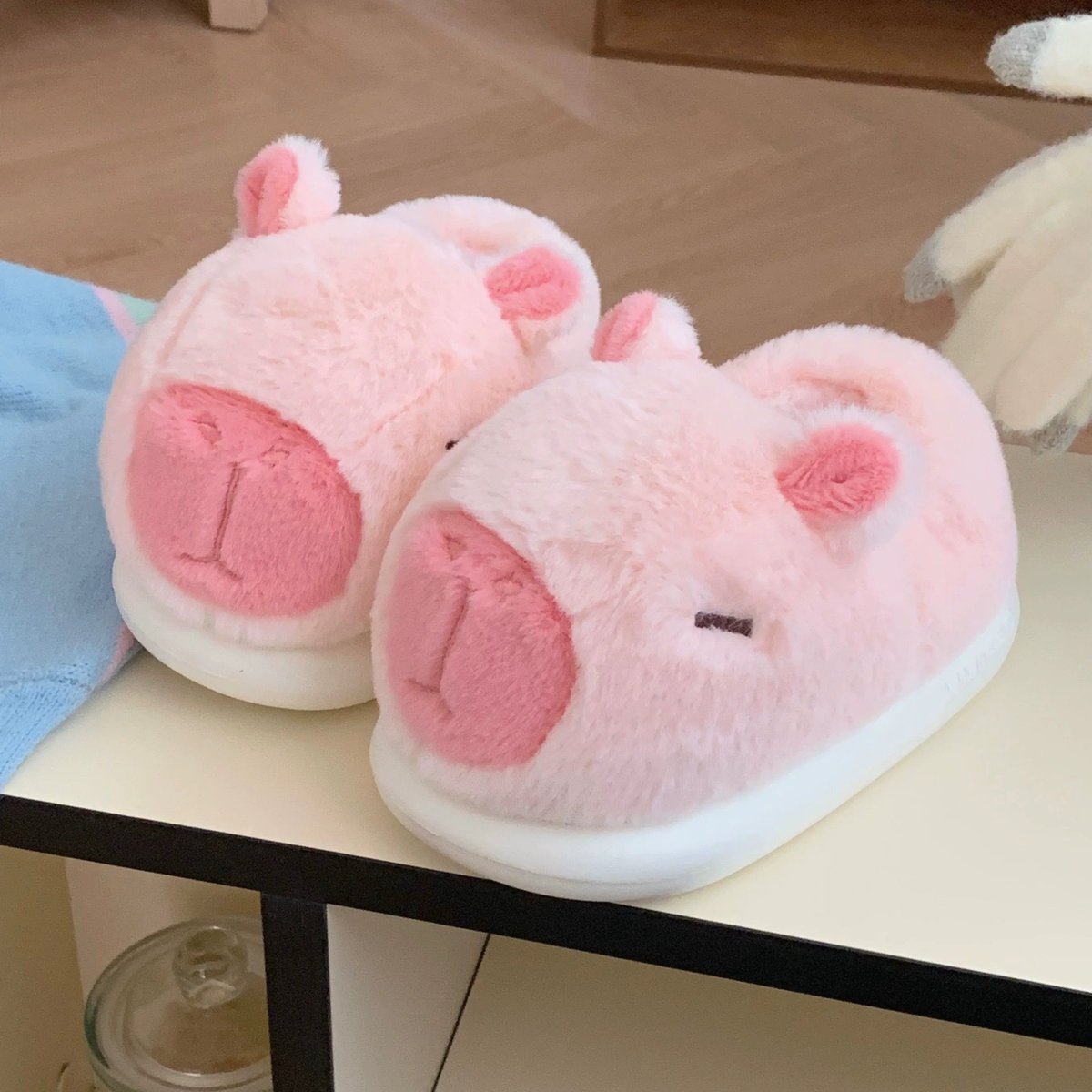 💖 Capybara Plush Snout Home Slippers 💖 

Shop now 🛍️ at helloslippers.com/products/capyb…

#HelloSlippers