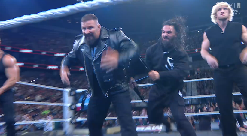 ADPSHOWOFICIAL's tweet image. Caos total en RAW 😤
#SethRollins aparece y le mete silletazo a #BronBreakker 💣
Luego “The Vision” se mete y golpea a Rollins 👀
Aparecen Street Profits… y Bron responde con DOS lanzas brutales 😳
Se va la imagen con Bron ensangrentado de la cabeza… 
#RawAfterMania  #ADPSHOW