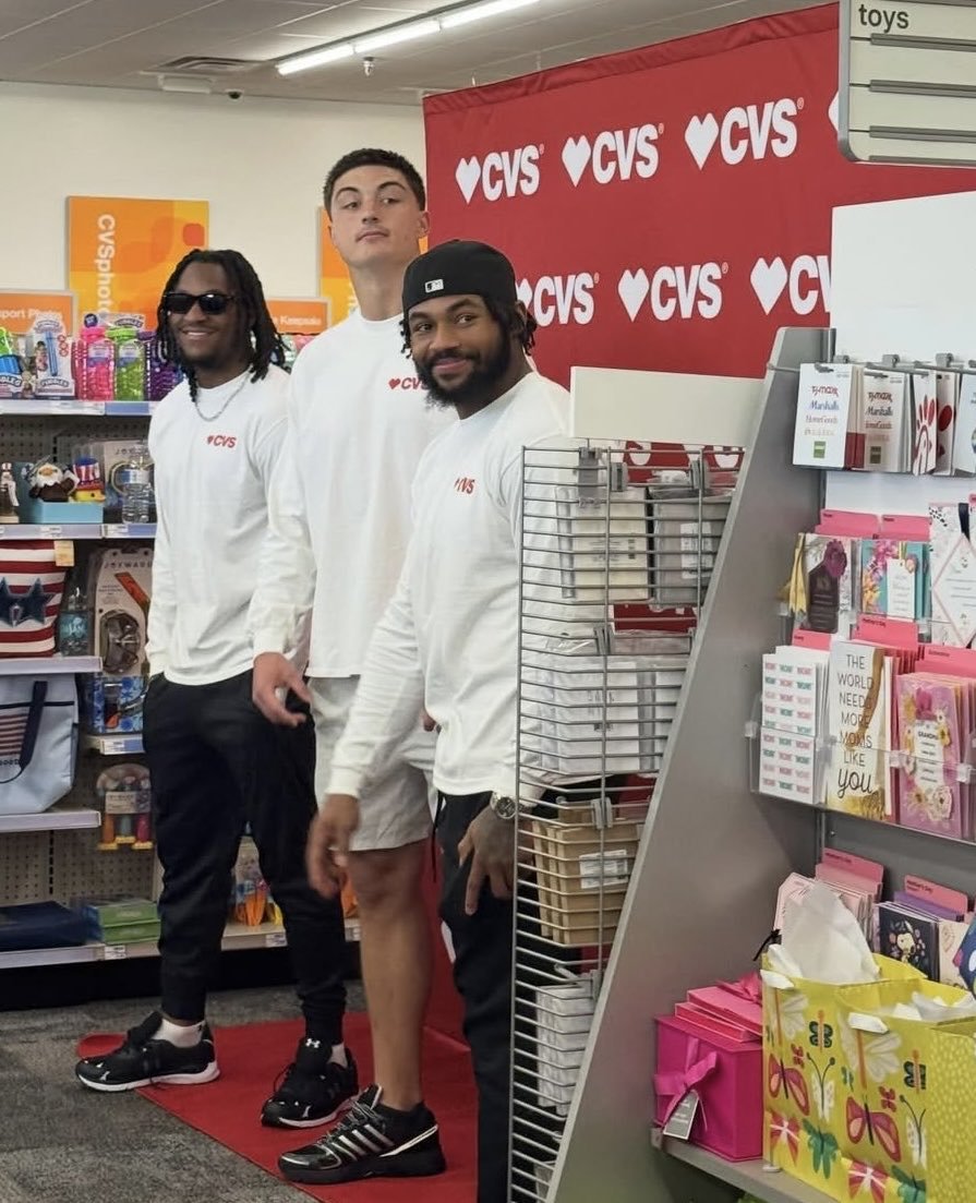 NoMaRich's tweet image. *Faltas al jale
"No mames! Swift, Burden y Loveland vinieron a comprarse unas halls!" 
#DaBears