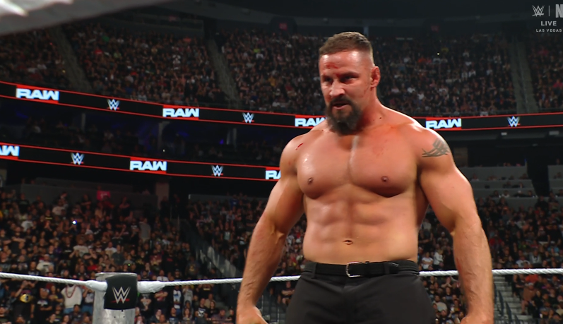 ADPSHOWOFICIAL's tweet image. Caos total en RAW 😤
#SethRollins aparece y le mete silletazo a #BronBreakker 💣
Luego “The Vision” se mete y golpea a Rollins 👀
Aparecen Street Profits… y Bron responde con DOS lanzas brutales 😳
Se va la imagen con Bron ensangrentado de la cabeza… 
#RawAfterMania  #ADPSHOW