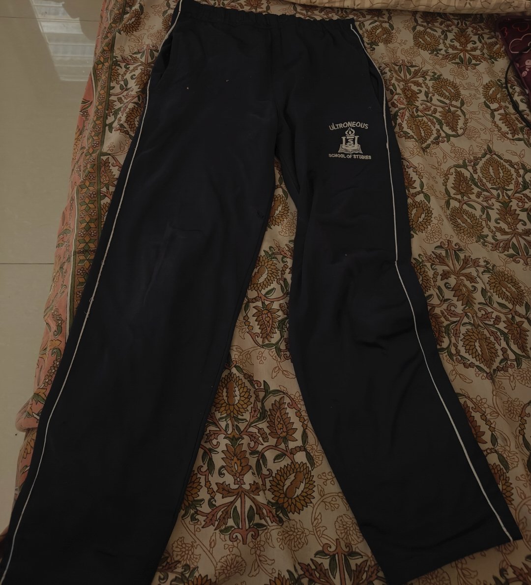 prath_de's tweet photo. @bewakoof I ordered a Men's Olive Flat Knits Sweater (Order ID: 72426346) on April 4, 2026, but received a used, untagged, and incorrect item that isn't even your brand! 😤 No invoice either. Can you help? 🤷‍♂️ #customerservice #wrongorder #badseevice https://t.co/Mhq3i2LDJh