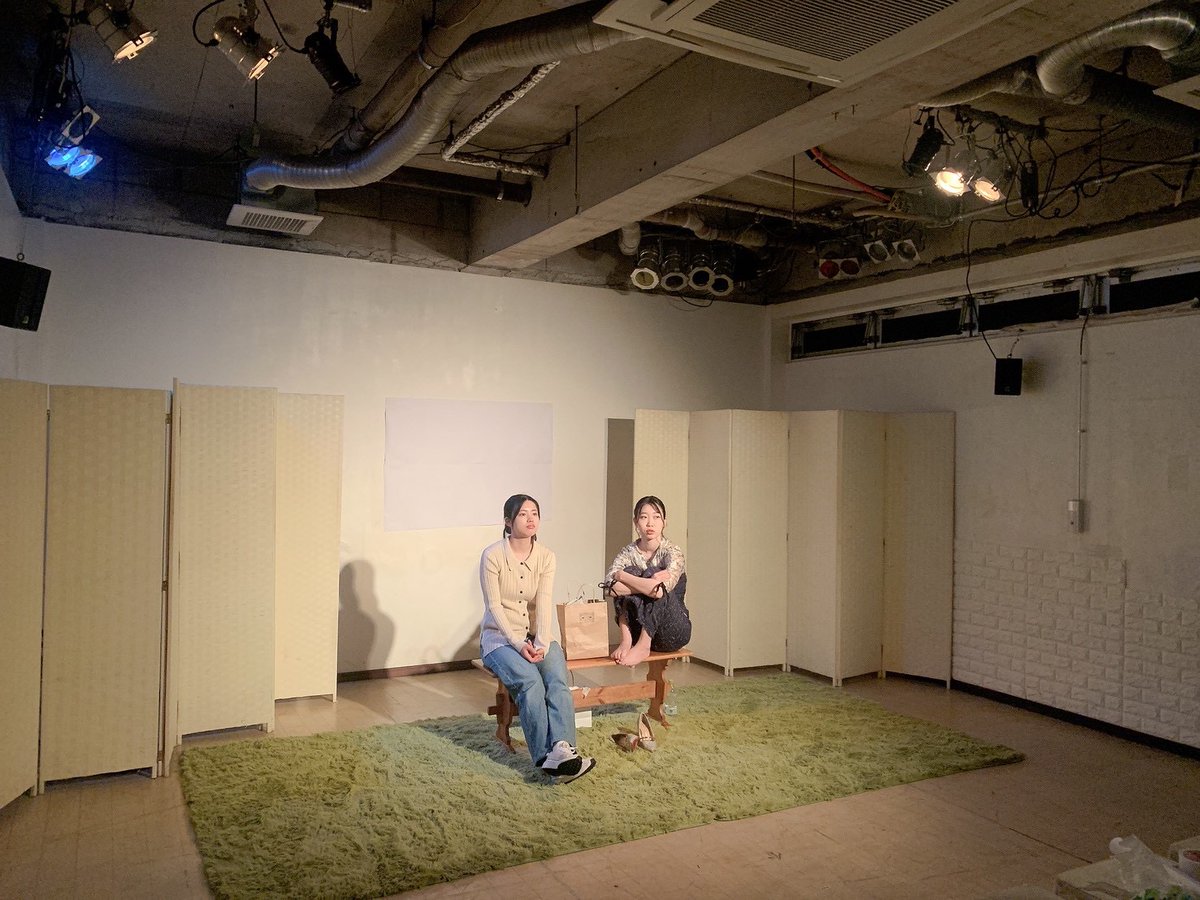 maikanohanashi's tweet photo. またね、まもなく小屋入りです🤍
オムニバス2人芝居×3話、計1時間程ととても見やすくなっております。初めての2人芝居、ドキドキとワクワクです。は〜！是非観にきて欲しい！です！！
客席も近すぎてドキドキなんですよ。へへ。
ご予約お待ちしております！ https://t.co/B8k5a3Hpvk