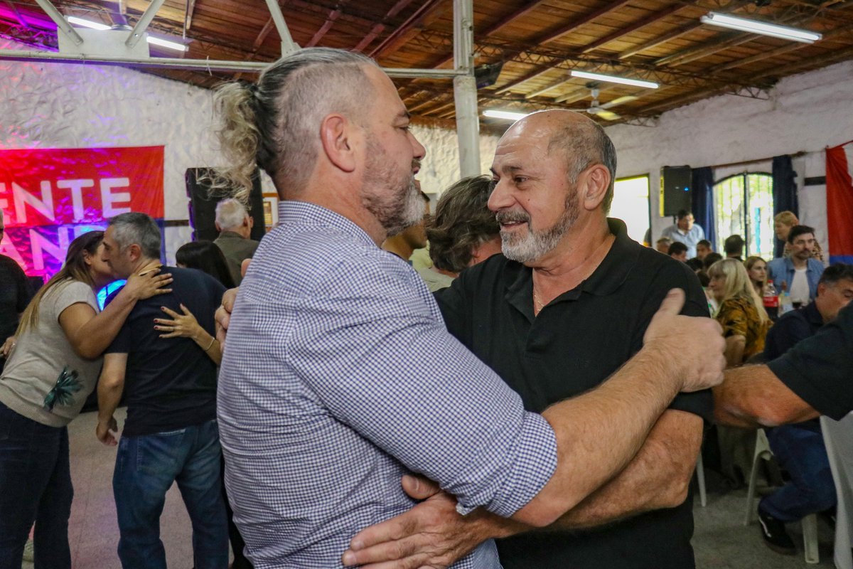 MDAFmoreno's tweet photo. Saludamos a nuestro compañero @M_Arrizabalaga, quien asumió como presidente del Frente Grande Moreno. 

Estuvieron presentes @waltercorreaok mtro de @TrabajoPBA, @larroqueandres mtro de @MinDesarrolloBA, @EstelaEDiaz mtra de @MinMujeresPBA, @fernand_coronel pte FG PBA, e/ otros. https://t.co/VQTW89R4Ye