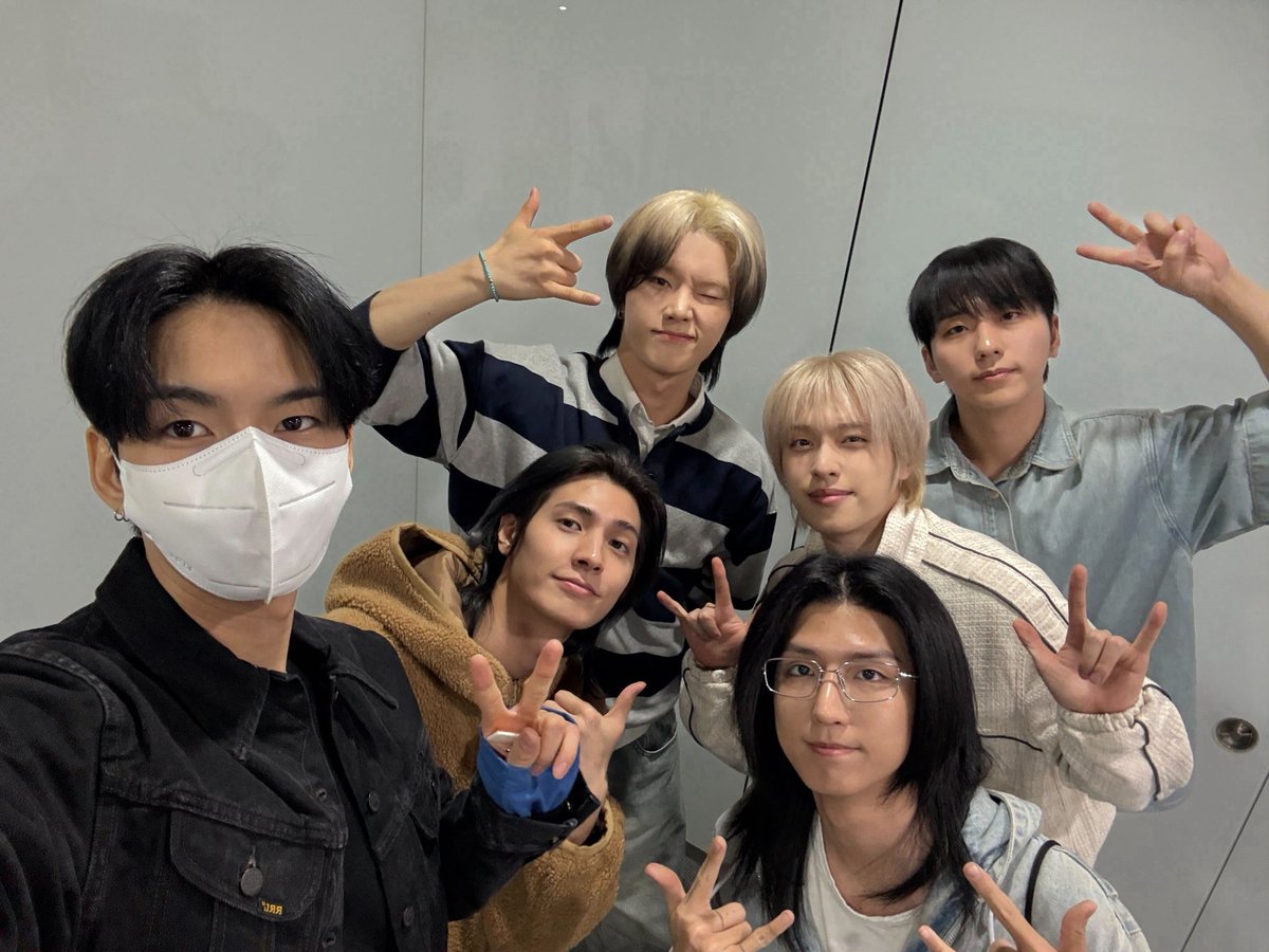 [ #Xtra_Scenes ]

평생 친친방에 ✨안착✨하고 싶다💍

#XdinaryHeroes #엑스디너리히어로즈
#DEAD_AND
#Voyager
#WE_ARE_ALL_HEROES
#친한친구방송반