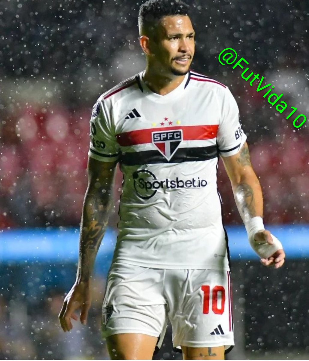 FutVida10's tweet image. Quando o atacante Luciano usa esses calções brancos fica um volume gostoso. 

🍆🍆🍆🤤🤤🤤

#Futebol #Soccer #Football #Bulge #Gostoso #Atacante #LucianoFV #SaoPaulo
