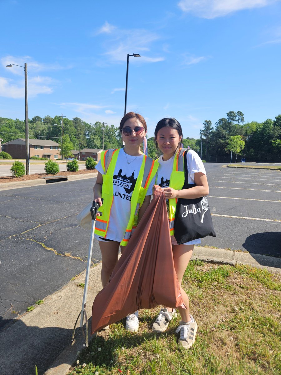 WakeGOV's tweet image. Thank you to the 54 #Volunteers who came out to help us remove #Litter and beautify #WakeCounty roadsides this weekend during our Service Raleigh Cleanup event! 🚯👏

@NCState