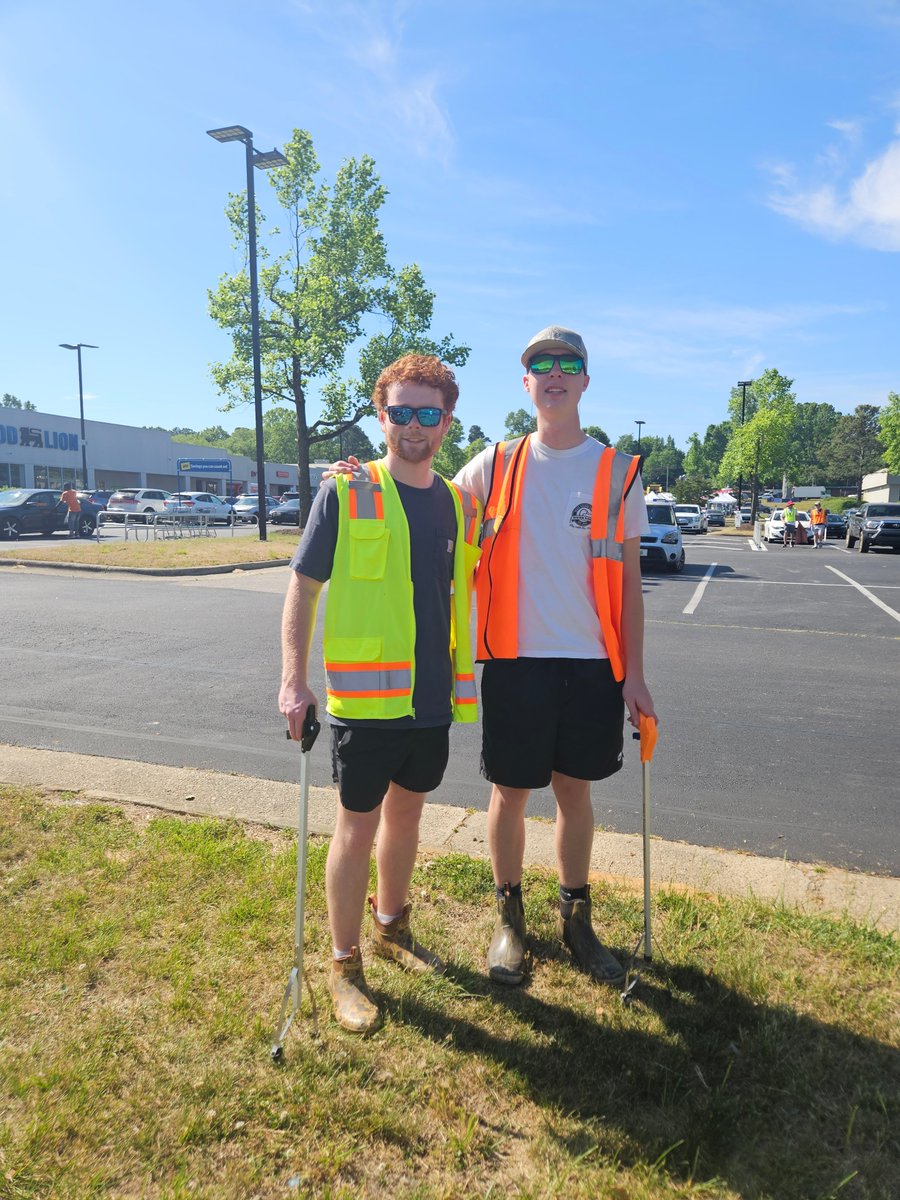 WakeGOV's tweet image. Thank you to the 54 #Volunteers who came out to help us remove #Litter and beautify #WakeCounty roadsides this weekend during our Service Raleigh Cleanup event! 🚯👏

@NCState