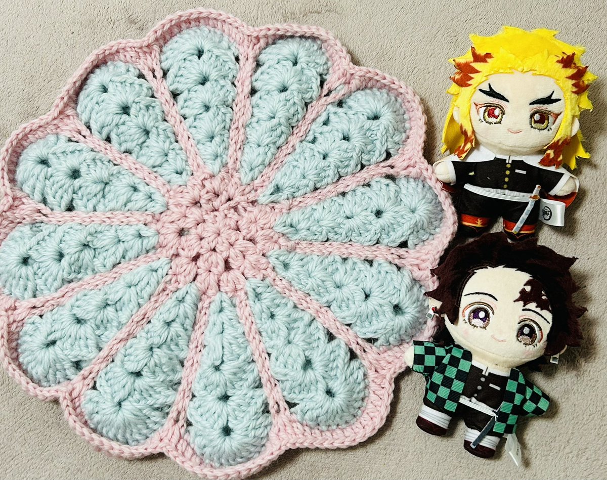 おばぁちゃんにお花の座布団編んだ🌼*･
二枚重ねにしてふっくらさせたよ🫶