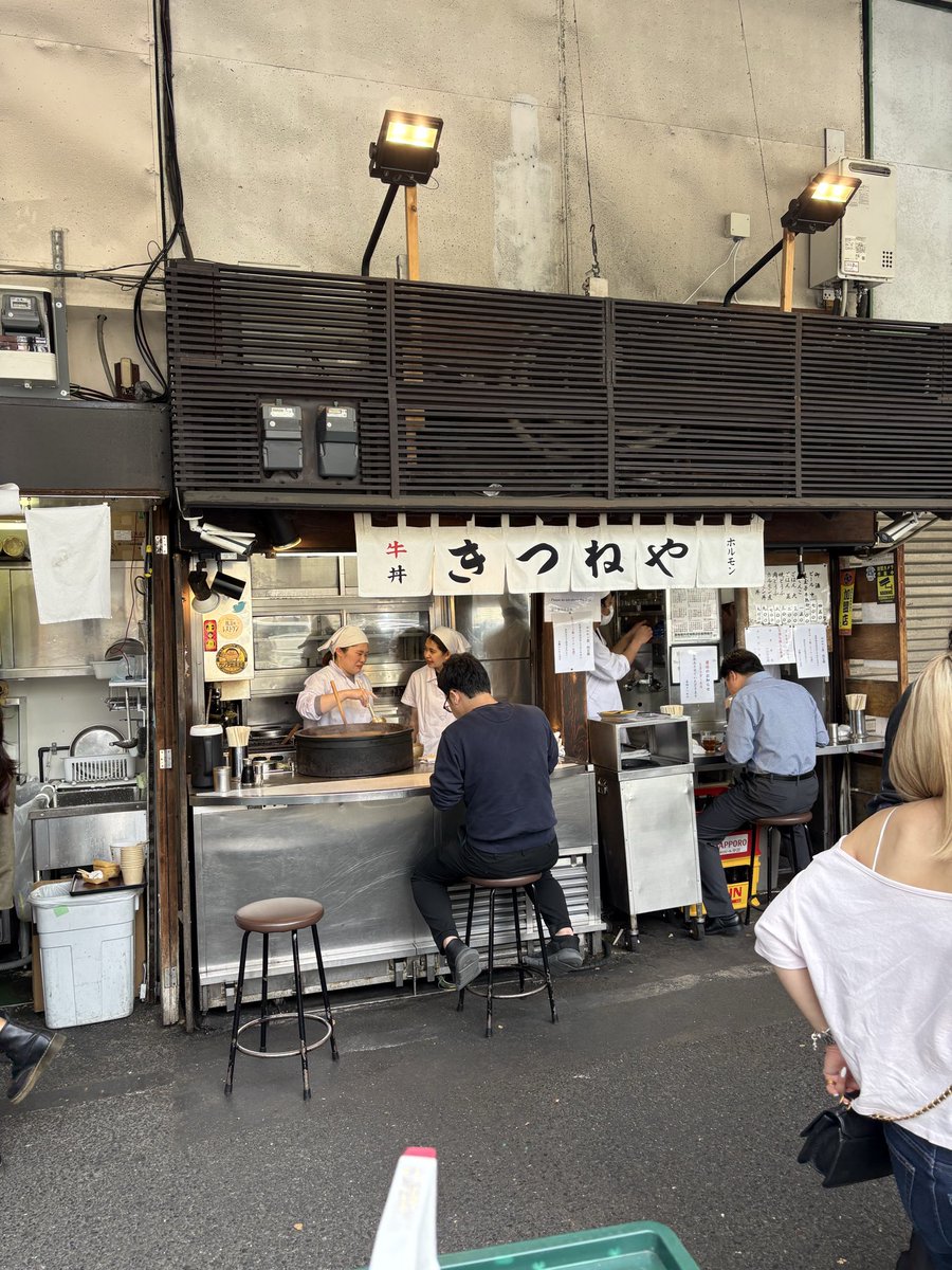 duc026084's tweet photo. ハイ！お疲れちゃん

今日は健康診断。整えるために8日間禁酒してた甲斐もあって体重は−4kg

これはもうご褒美するしかないでしょう❗️

数年ぶりに築地場外の「きつねやさん」
アレ？ちょっと味��わったかも https://t.co/koLt2WWWlp