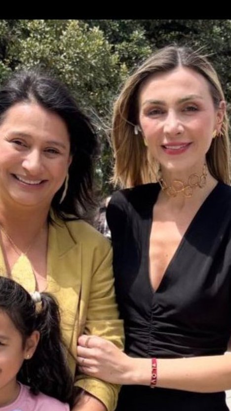 <a href="/derlilopeza/">Derli López</a> ¡ <a href="/Maryaristizabal/">Maritza Aristizábal</a> es íntima de I
Ia hija deI testaferro de PabIo Escobar.