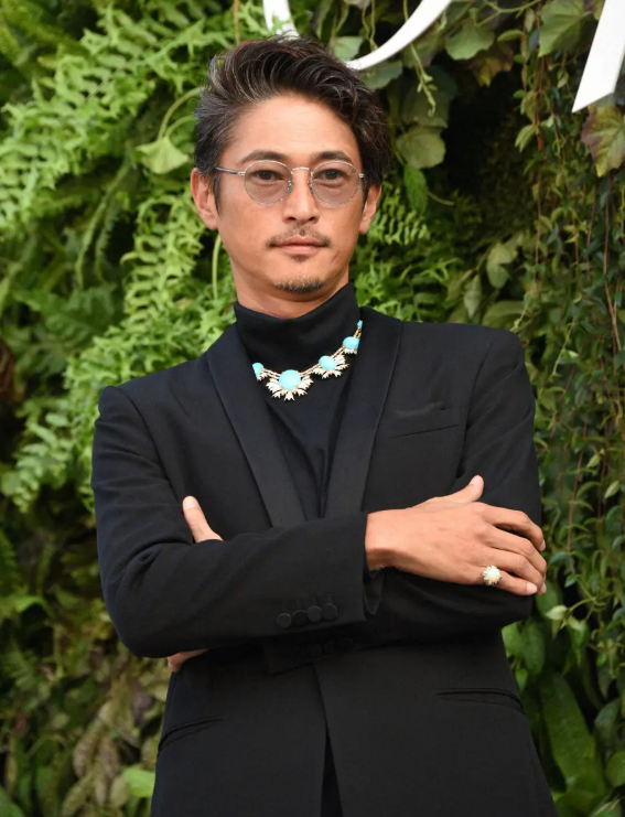 hitoshi_papafit's tweet photo. 46歳、窪塚洋介がやってること、
真似できる部分だけ抜き出した。

40代おやじ体型はここだけやればいい👇

・寝る3時間前は食べない（これだけでも変わる）
・朝は野菜ジュース＋ヨーグルト（0.25食でいい）
・昼は好きなもの食べていい（ラーメンでもOK）
・発酵食品を毎日1個入れる（納豆・味噌・漬物）
・「まごわやさしいな」を意識するだけ
・ストイックにやらない（お酒も飲む）
・腸が整うと性格まで穏やかになる
・脳の調子は腸で決まる（脳腸相関）
・外食や暴食した翌日は腸を休ませる
・食べない時間＝空腹感は"健康の証"
・習慣化＝勝ち（気合いは不要）

正直ここまでで十分。
ガチの食事制限は不要。
腸が変わった人だけが、体型も人生も変わる。

「腸は宇宙だ」── 窪塚洋介（本人談）

マジで,,,,,

#窪塚洋介　#40代パパ　#腸活　#ダイエット