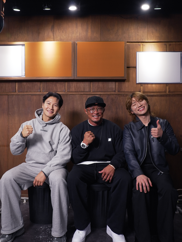 imbcenews's tweet image. '상남자의 여행법' PD "'패떴' AD 출신…대성+김종국, 약속 지켜줘"
#상남자의여행법 #PD #패밀리가떴다 #추성훈 #김종국 #대성 #빅뱅 #iMBC연예

21일 SBS Plus 새 예능프로그램 '상남자의 여행법 in 규슈' 제작발표회가 온라인을 통해 공개됐다.

김진호 PD는 "세 분의 조합 자체가 차별화