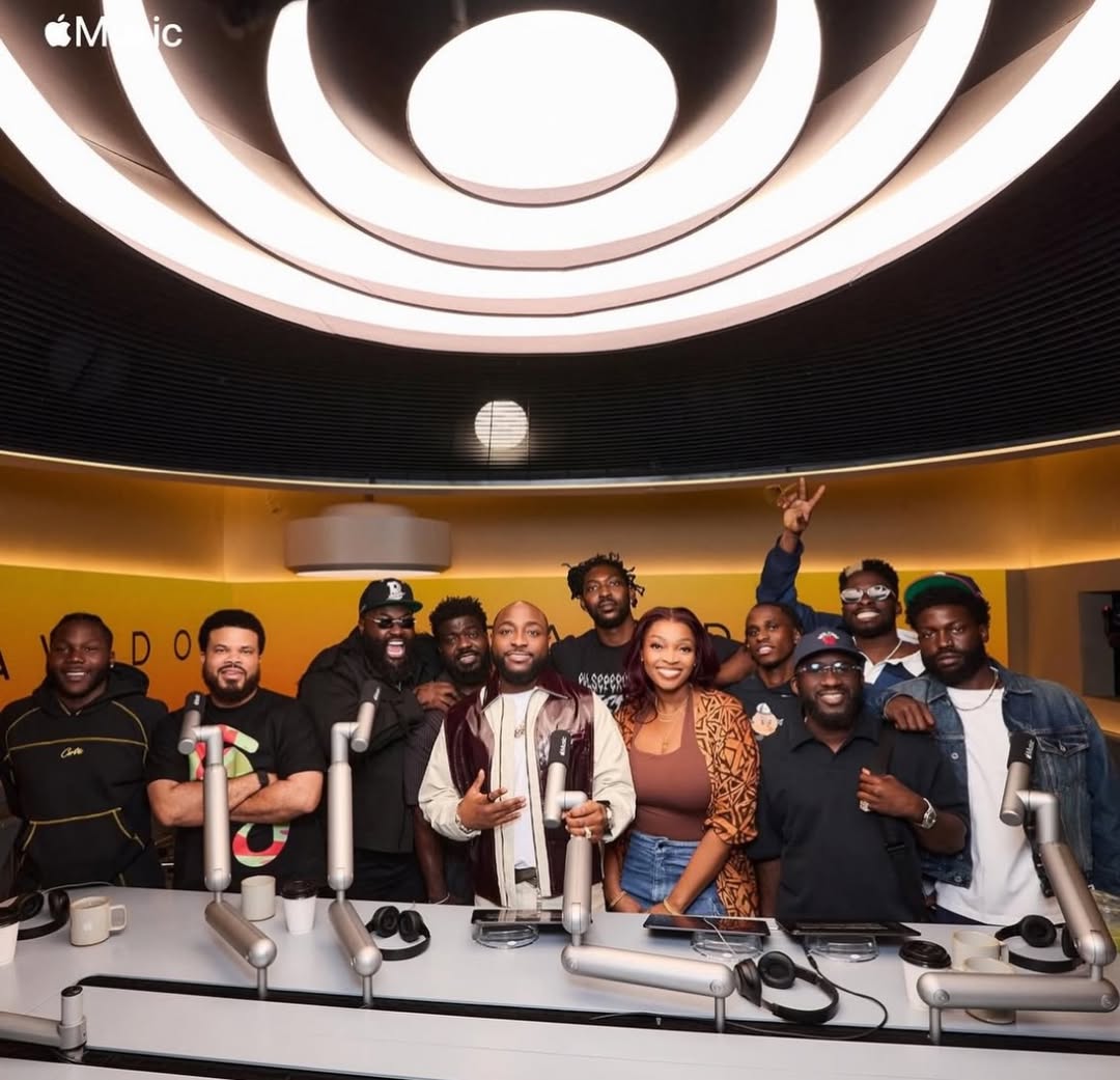 EchoesofAfrica_'s tweet image. Davido and his team hosted a session on Apple Music Radio in Los Angeles 🇺🇸

#Davido #AppleMusic #LosAngeles #Afrobeats #AfricanMusic #Trending #EntertainmentNews