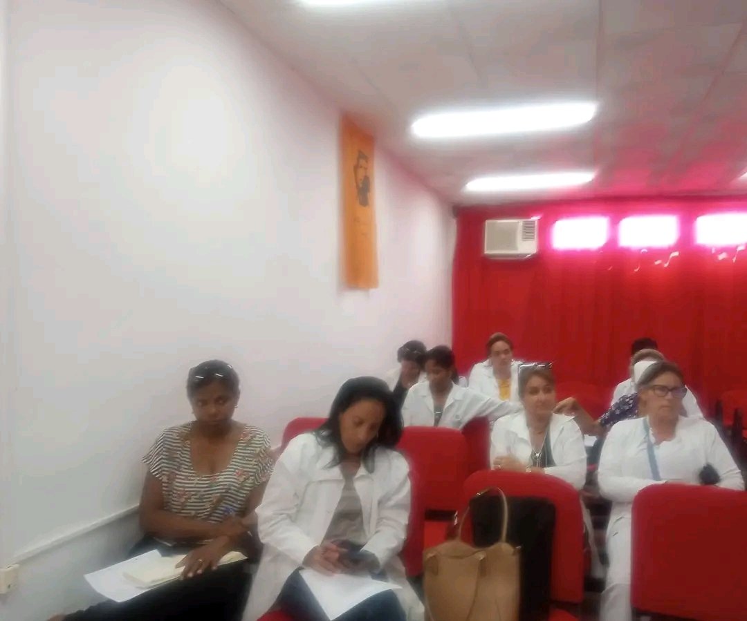 En el marco de la jornada " Abril por la Pediatría"
La Dra. Norma Eusebia Martínez Vizcaíno Profesora Consultante, Especialista en 1er y 2do  grado en Pediatría y MGI. imparte el tema sobre
Atención Integral al niño y adolescente desde la APS
#PinardelRío
#AbrilDeVictorias