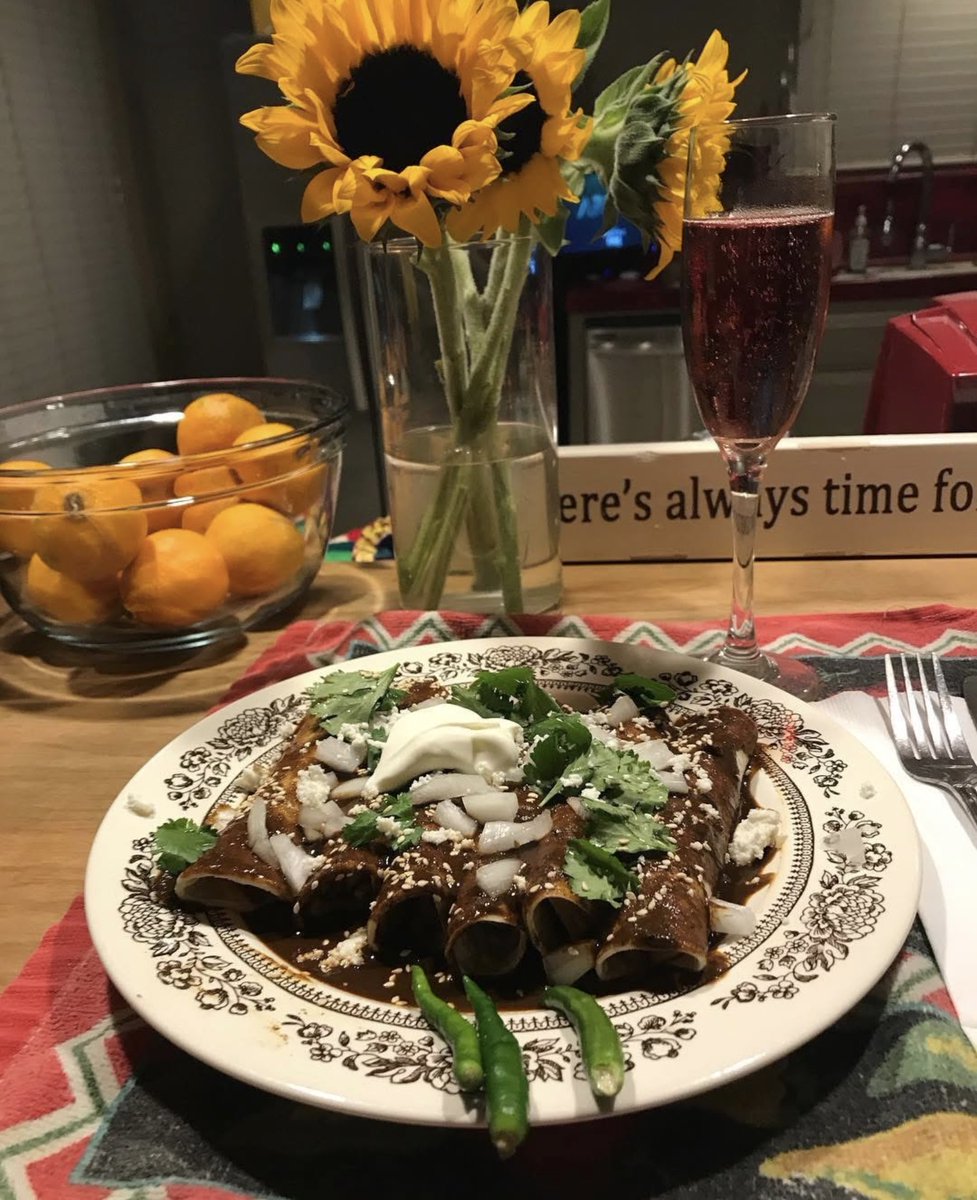 SantosJlorenzo's tweet image. Homemade Chicken Mole Enchiladas 😋 

🏡🧑🏽‍🍳👉🏽🙌🏽🍗🧅🌶️🫑🌿🧂🍽️ 🥂 🍾 

#Time2Eat🍴 
#DinnerTime 🤤