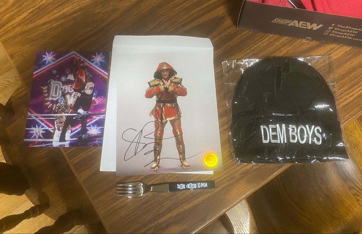 earthworm_don's tweet image. A few of my favorite items from my new #AllEliteCrate. The @SpeedballBailey auto is dope. Love the picture. A puzzle of #Swerve which my 10 year old loved. My wife proudly has the fork/pen in her office. And once it gets cooler  I’ll be wearing my new #DemBoys beanie. #AEW