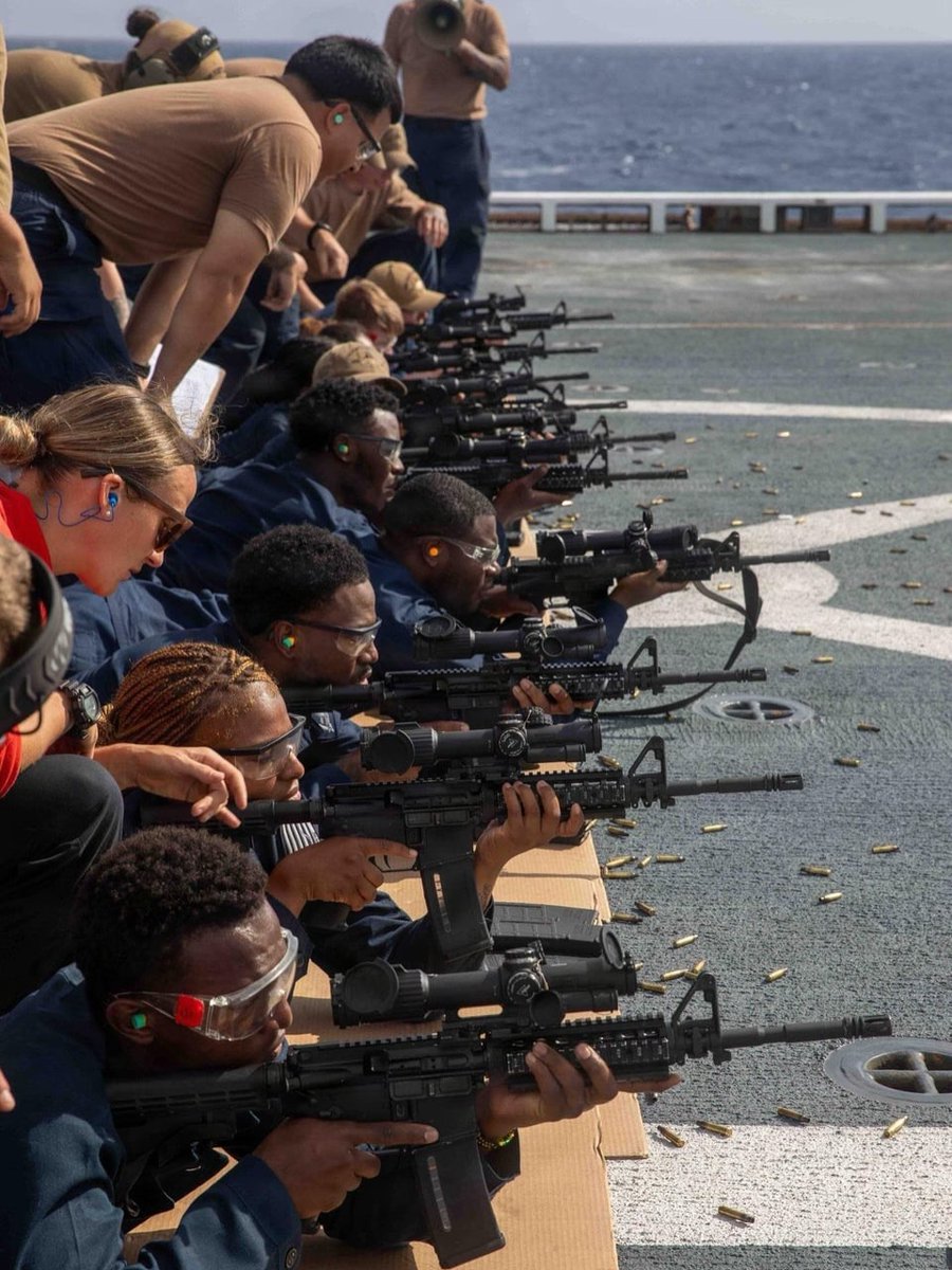 Mrgunsngear's tweet image. When I reviewed the Trijicon VCOG that was initially adopted by the USMC I did so assuming the buyers would be knowledgeable about firearms, how to set them up, etc... 

I didn't anticipate what would happen if Navy Sailors also adopted the optic but now we know.... 👀😎

#Navy