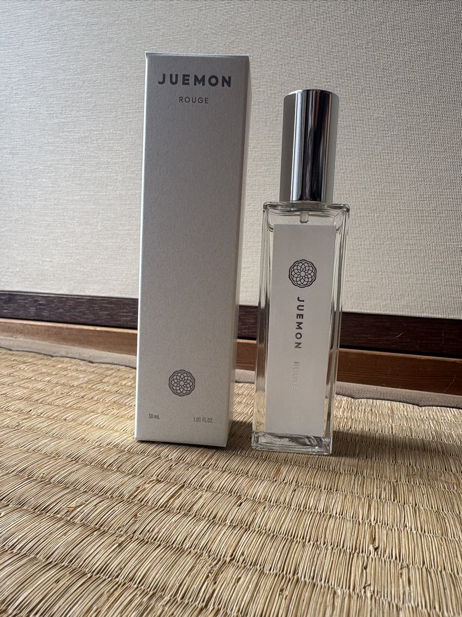 enri_road's tweet photo. 【お香を焚けない環境の方へ。香りで楽しむ「お香の余韻」】
香十 / 「JUEMON ROUGE」
お香を楽しみたいけれど、ペットとの暮らし等で諦めていた方にこそ全力でオススメしたい一本です。
#香十 #JUEMON #JUEMONROUGE #香水玉手箱2026 #香水玉手箱アンバサダー https://t.co/5OrJjiSXjj