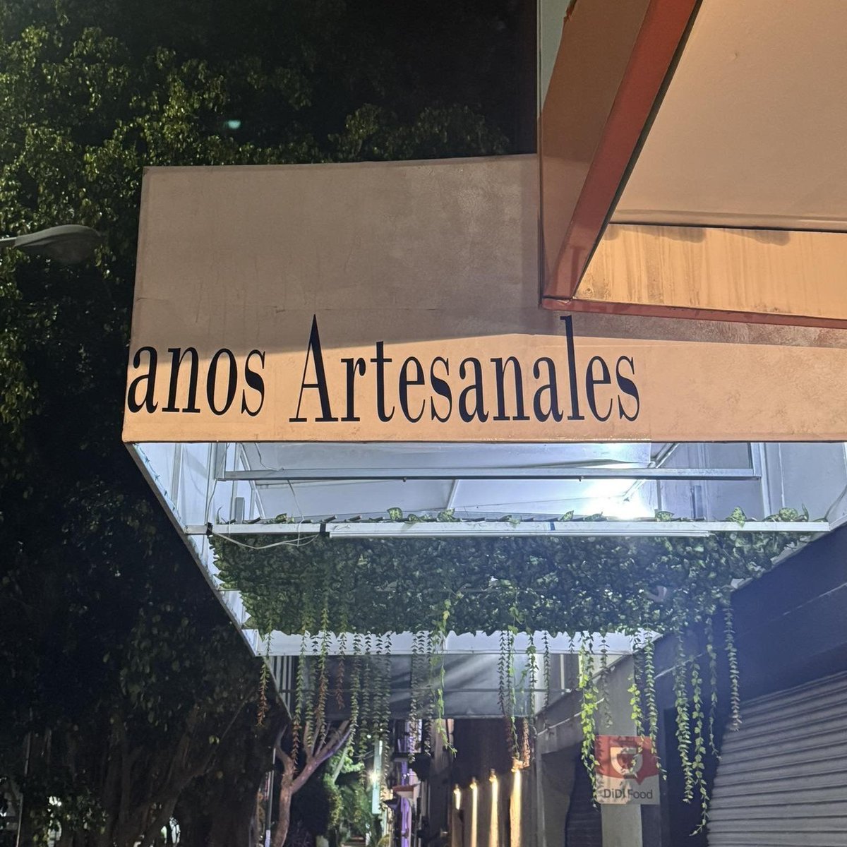 gente vendiendo cosas tweet media