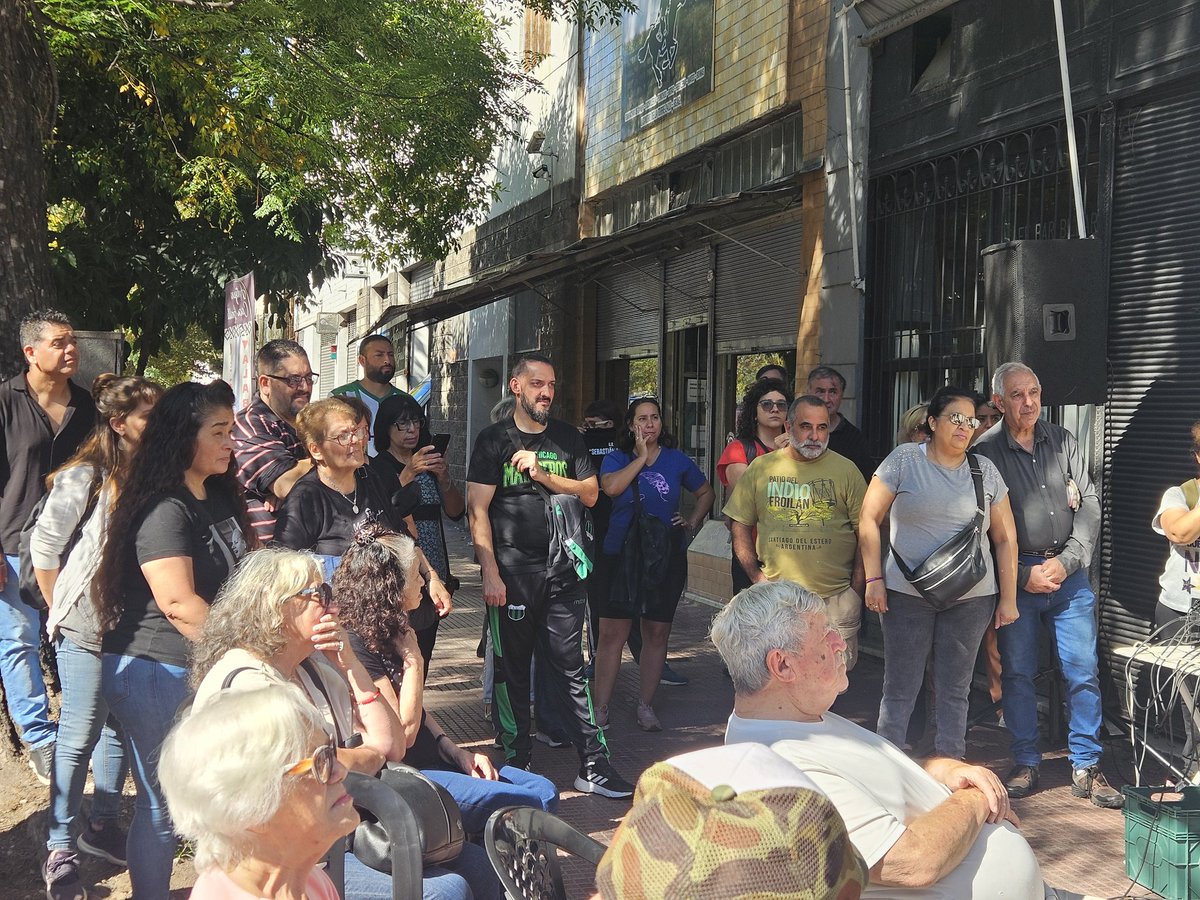 En la semana del cumpleaños de nuestro amado barrio emplazamos el emblema de Mataderos en la esquina histórica de Av. de los Corrales y Av. Lisandro de la Torre, frente al Bar Oviedo.