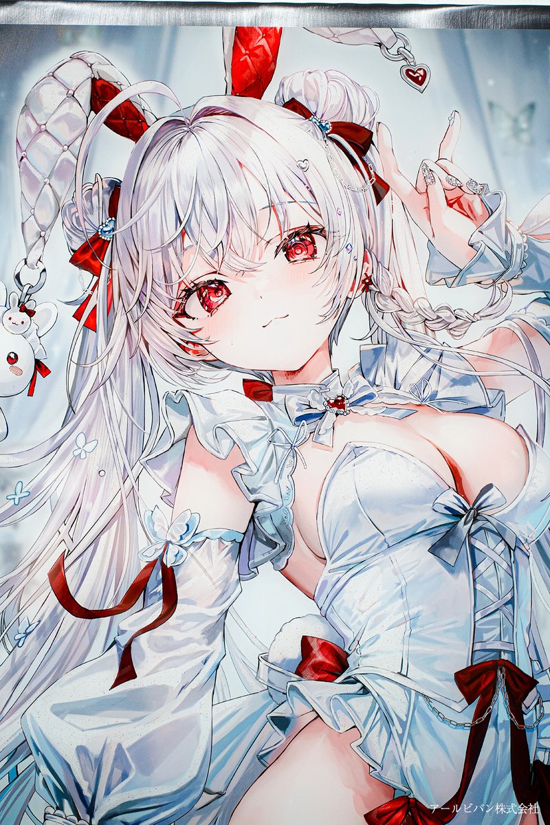 ／
#ももこ 版画展-bijou-
作品紹介✨
＼

＜ SNOW RABBIT ＞
全体的に入れられた白とグレーの色合いを、神秘的に表現するため、金属素材の版画作品を製作！

リボン部分は金属が透けるように版を抜き、金属の地のニュアンスを活かすことで、まるでサテンリボンのような表現に仕上がっています🎀✨