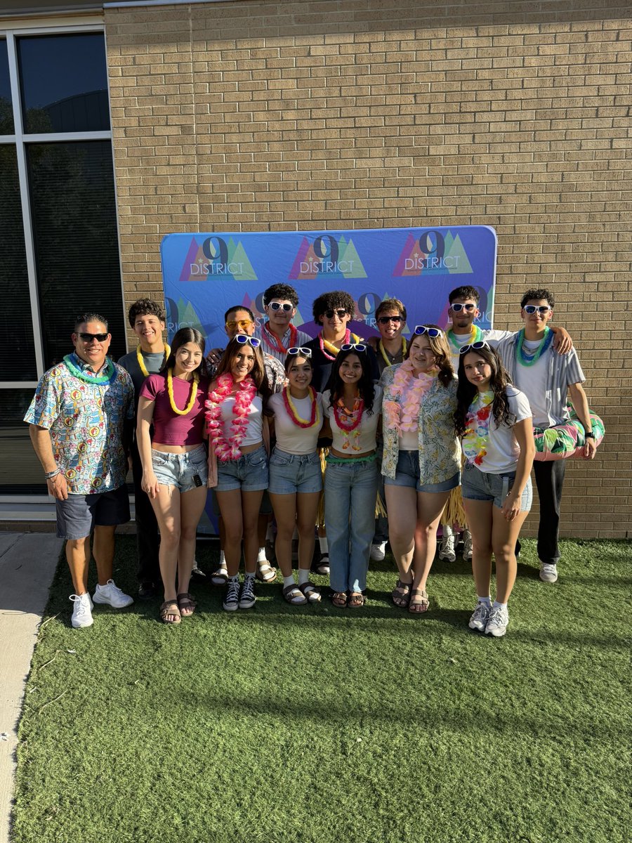 dvhsstuco_'s tweet photo. Thank you @Eastwood_StuCo for your hospitality. We had a blast celebrating our last social of the year! #OFOD #THEDISTRICT #Stuco #TASC #DistrictIX @dvhsyisd @ysletaisd @TASC_StuCo @District9StuCo @NatStuco https://t.co/PXPxhSmbSV