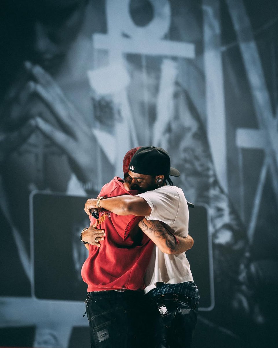 gmanetwork's tweet image. BIG SEAN TO JUSTIN BIEBER: “YOU GAVE US YOUR WHOLE LIFE, BRO.” 🫂❤️

LOOK: American rapper #BigSean gave a heartfelt message to pop icon and his friend #JustinBieber during their performance at #Coachella.

📸: Big Sean / Instagram