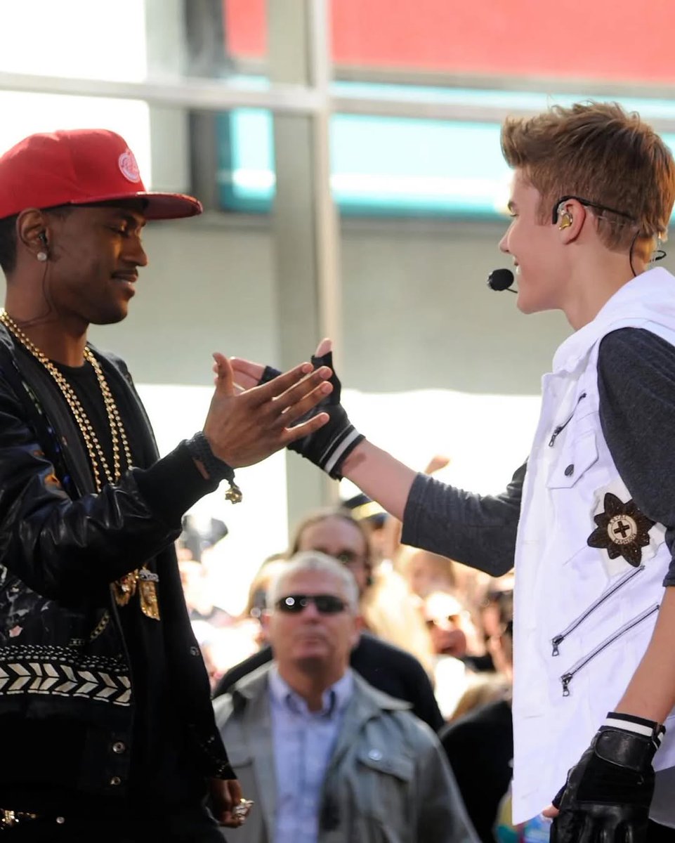 gmanetwork's tweet image. BIG SEAN TO JUSTIN BIEBER: “YOU GAVE US YOUR WHOLE LIFE, BRO.” 🫂❤️

LOOK: American rapper #BigSean gave a heartfelt message to pop icon and his friend #JustinBieber during their performance at #Coachella.

📸: Big Sean / Instagram